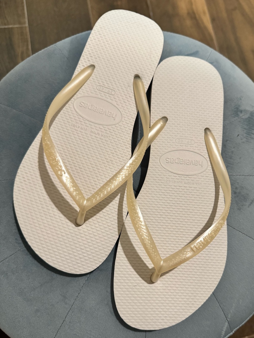 Havaianas Slim Flip Flops Sandals in Cream & Gold NWOT